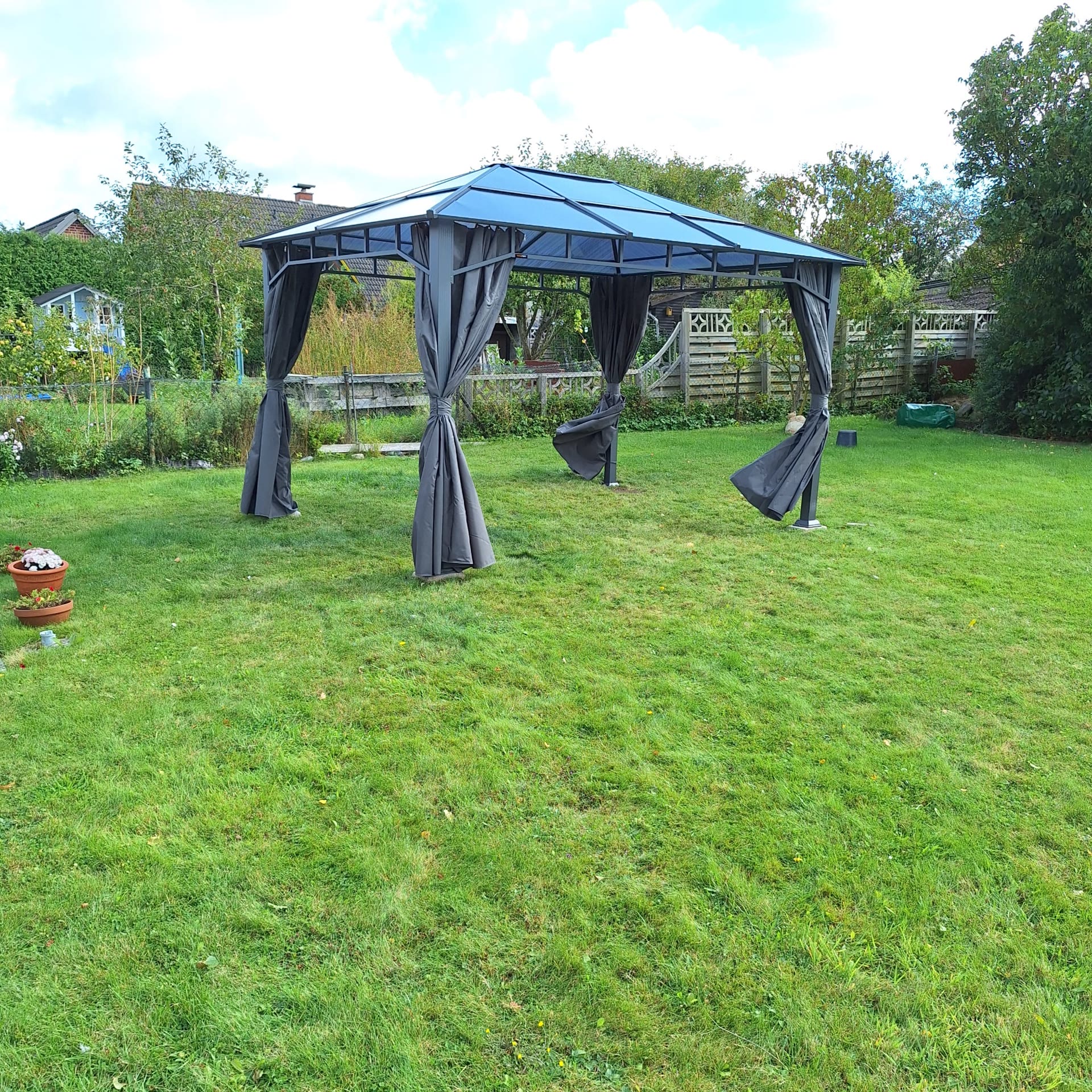 Pavillon Vorher: Garten im Herbst